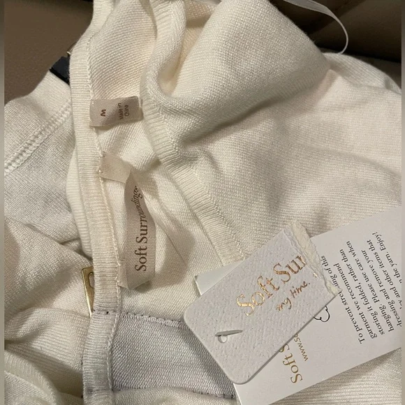 Margulies Tunic Sweater, Elegant ivory Top with Black Zipper Detail. Size Medium - Picture 4 of 4